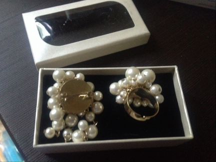 Жемчужная брошь и кольцо на мягкой подушечке