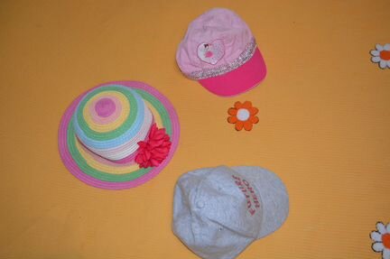 Шляпка и две кепки для девочки (от 4 до 7 лет)