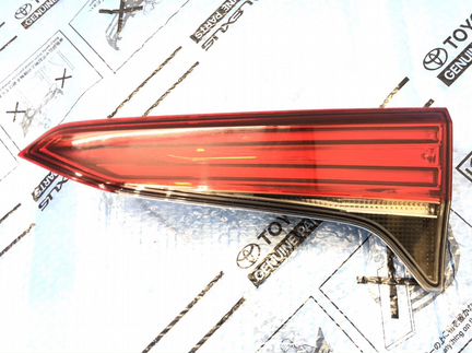 Фонарь правый в крышку Toyota Fortunner