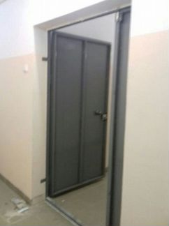 Тамбурная дверь