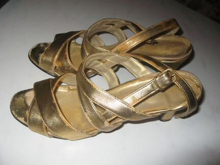 Босоножки золотые