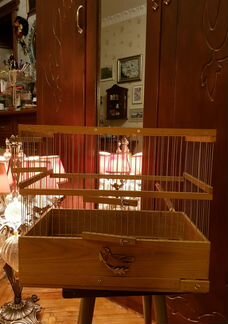 Деревянная клетка для птиц