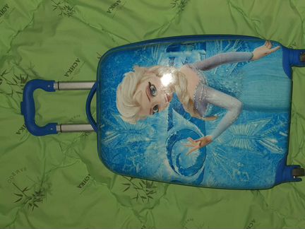 Чемодан на 4 колёсиках