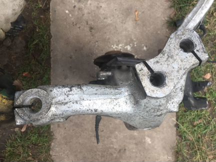 Поворотный кулак передний левый Audi A4 8E