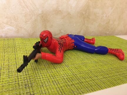 Человек-паук ползает и стреляет