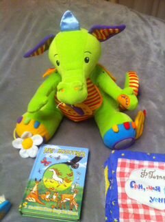 Игрушки дракоша, книги, расческа и погремушка